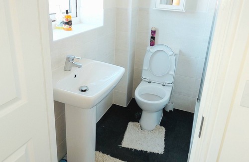 Telford House | Ensuite Double Room, Full Kitchen, in 3-Bed Home