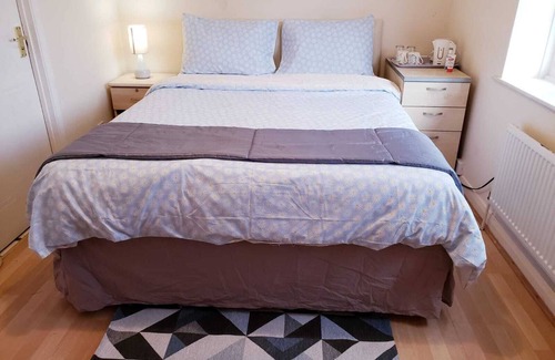 Southall Broadway House | Ensuite Room Near Beautiful River