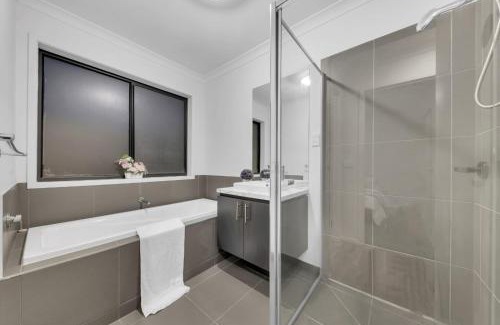 Truganina House | Ensuite Room truganina 20 min CBD Airport