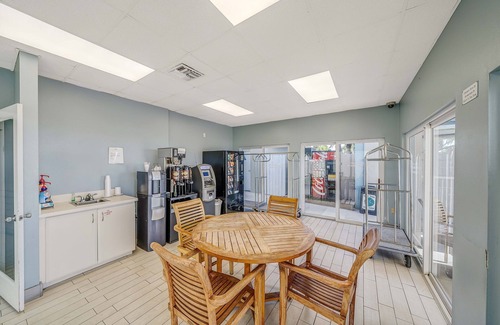 Fort Bay House | Ensuring a Very Comfortable & Memorable Stay! Free Parking, Outdoor Pool