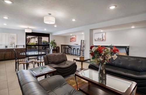 Ontario Hotel | Ensuring a Very Comfortable & Memorable Stay! Pool, Free Breakfast & Parking