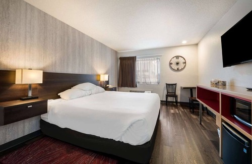 Ontario Hotel | Ensuring a Very Comfortable & Memorable Stay! Pool, Free Breakfast & Parking