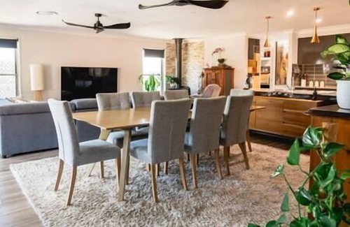 Beerwah House | Entertainer's Paradise - Pool Spa Movie Room - Child & Pet Friendly!