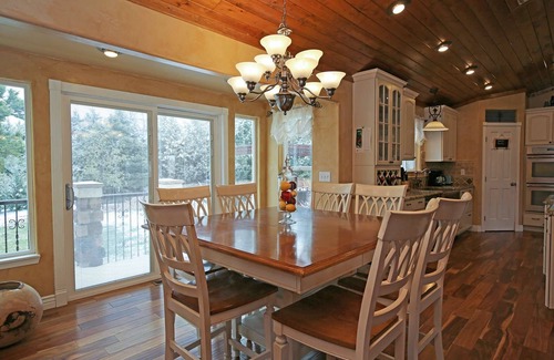 Gleneagle House | Entertaining at its Best, Minutes from AF Academy, Gourmet Kitchen,Gazebo, Fire Pit,Wifi, Pool Table