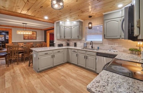 Sevierville House | ENTERTAINMENT GALORE!NEWLY UPGRADED -GREAT LOCATION, CLOSE TO MAJOR ATTRACTIONS!