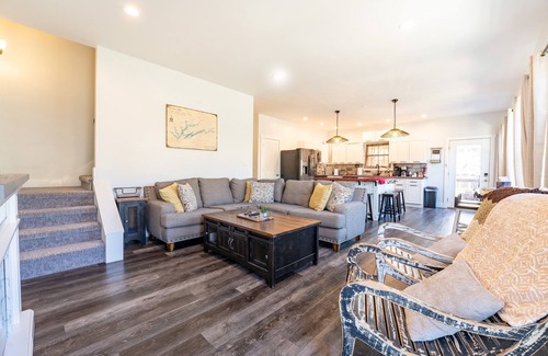 Flat Hollow Marina House | Entertainment in Abundance, Putting Green, Games, Kayaks, No-wake Covered Dock!