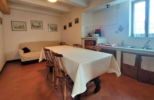 Santa Fiora House | Enticing holiday home in Santa Fiora with balcony