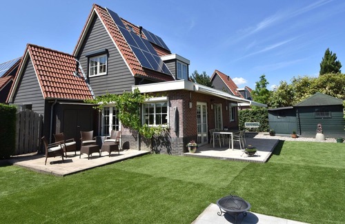 Oude-Tonge House | Enticing Holiday Home in Oude with Garden