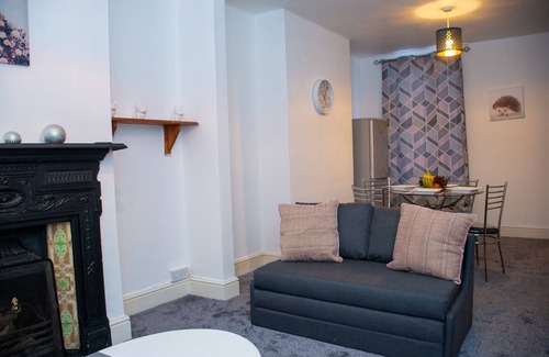 Northampton House | Entire 2 bedroom house in a quiet environment, 0.4miles to train station