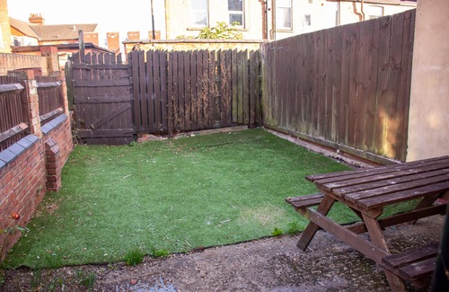 Northampton House | Entire 2 bedroom house in a quiet environment, 0.4miles to train station