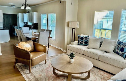 Del Mar House | Entire 2-bedroom house in Corpus Christi with CAL KING BED,EV-CHARG AC, WiFi