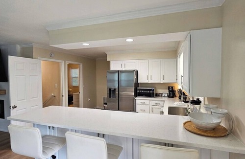 Ashley Oaks House | Entire 2-Level House 2 Kitchens 2 Living Rooms 20 Min to UT, Sleeps 10, 1900 SF