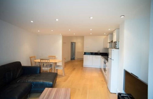 Parsons Green and Walham Apartment | Entire 2Bedroom Flat with Garden