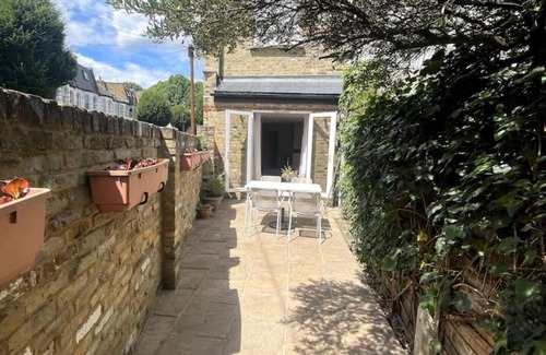 Parsons Green and Walham Apartment | Entire 2Bedroom Flat with Garden