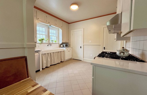 Erie House | Entire 3,000 sq ft Home + Huge Loft + GAME ROOM!