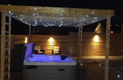 Porth House | Entire 3 Bedroom Property - Garden & Hot Tub - Close to Porth Beach, Newquay