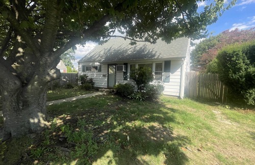 Garden City Park House | Entire 3bdr home w/parking, backyard, FirePit, BBQ