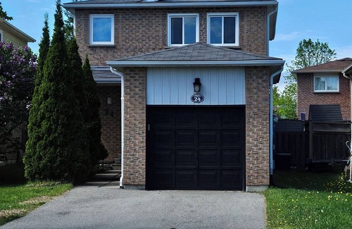 Richmond Hill House | Entire 3BR Home in Richmond Hill w/Finished Basement, Jacuzzi & Parking