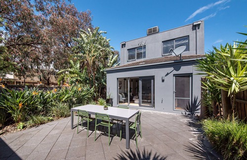 Mordialloc House | Entire 4 Bed 2 Bathroom home with Garden and Parking. 15 Min walk to beach!