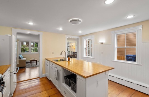 Salem House | Entire 4BR 2 Bath Home l Minutes to Downtown Salem