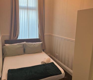 Sunderland House | Entire 4br with cot, free street parking and garage