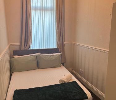 Sunderland House | Entire 4br with cot, free street parking and garage
