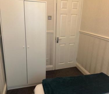 Sunderland House | Entire 4br with cot, free street parking and garage