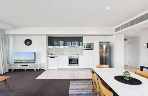 Gold Coast Apartment | Entire 5-star, 2 bdrm apt on Surfers Paradise beach. Ocean views from every room