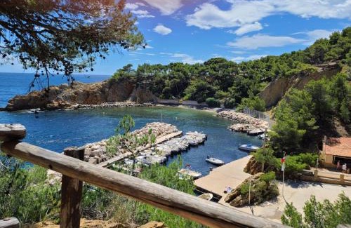 Ensues-la-Redonne Apartment | Entire apartment 200 meters from the seaside Au BleuRivage