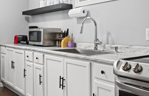 Lorain Apartment | ENTIRE APPARTMENT WITH FREE PARKING