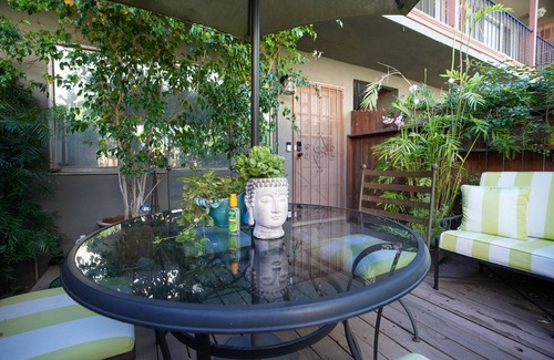 North Hollywood Apartment | Entire APT: laundry+parking+kitchen+Wi-fi+AC+Outdoor Patio