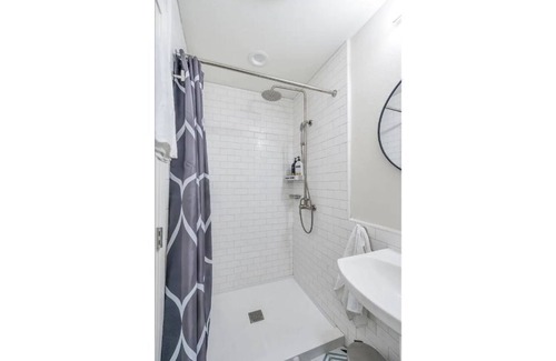 Windsor Park House | Entire Atomic LODGE 3/2 + plus CABIN 1/1