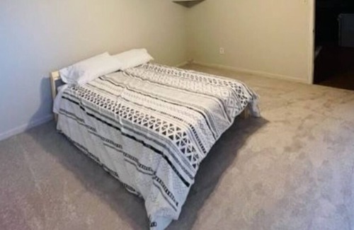 Seminary Hill Apartment | Entire Basement in Alexandria w/ Backyard Patio