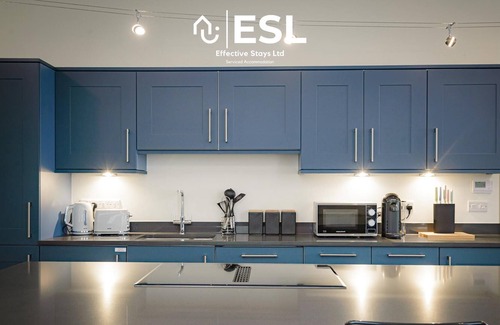 Shrewsbury Apartment | ✪ Entire Building ✪ Sleeps 18 ✪ Central Location