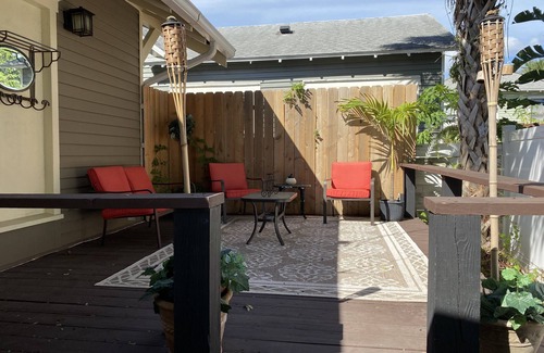 Historic Uptown House | Entire Bungalow, Romantic, Comfy & Cozy! On-Site Parking, 2 Baths
