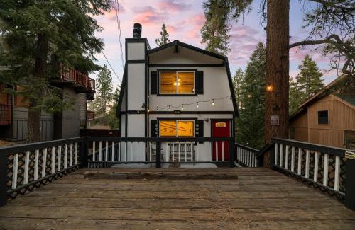 Big Bear Lake House | Entire Cabin, Walk to Ski Slopes, Hot Tub, Fast WiFi, 2 Parking, Fenced Yard, Wash & Dryer, Fire Pit, Pet Friendly, BBQ, Hike, Golf, Zoo