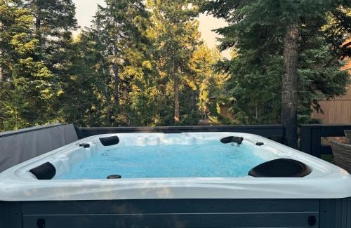 Big Bear Lake House | Entire Cabin, Walk to Ski Slopes, Hot Tub, Fast WiFi, 2 Parking, Fenced Yard, Wash & Dryer, Fire Pit, Pet Friendly, BBQ, Hike, Golf, Zoo