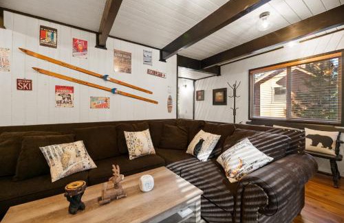 Big Bear Lake House | Entire Cabin, Walk to Ski Slopes, Hot Tub, Fast WiFi, 2 Parking, Fenced Yard, Wash & Dryer, Fire Pit, Pet Friendly, BBQ, Hike, Golf, Zoo