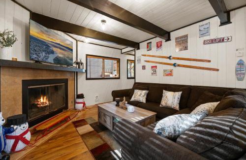 Big Bear Lake House | Entire Cabin, Walk to Ski Slopes, Hot Tub, Fast WiFi, 2 Parking, Fenced Yard, Wash & Dryer, Fire Pit, Pet Friendly, BBQ, Hike, Golf, Zoo