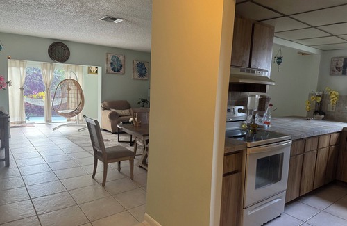Hunt Club Villa | Entire centrally located spacious 3bd2bth sleep 6, close to shopping and beaches