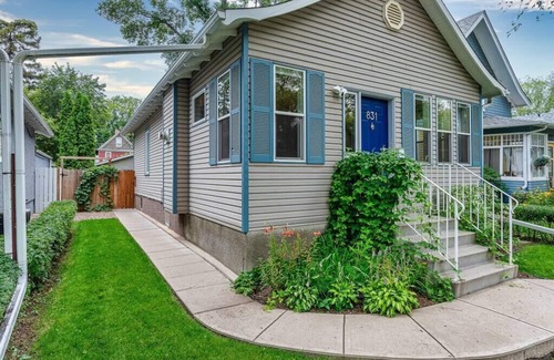 Saskatoon Downtown House | entire character home in city park
