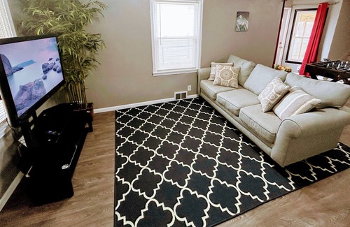 Omaha House | Entire Classy 1King1F2T + Fenced Yard