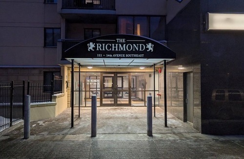 Beltline Condo | Entire Condo Downtown/UG Parking/walk to BMO & Stampede/1.5 hrs to Banff