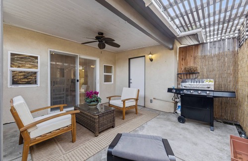 Greenacres Condo | Entire condo in Bakersfield with WiFi, AC