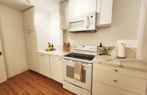 La Jolla Heights Condo | Entire Condo - Walk to La Jolla Beach - Kitchen, Backyard, Washer, 2 Beds