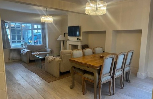 Brighton City Centre Cottage | Entire Cosy Seaside Cottage - Minutes from the beach, shops and restaurants!