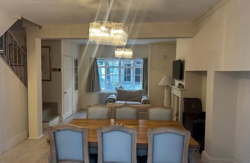 Brighton City Centre Cottage | Entire Cosy Seaside Cottage - Minutes from the beach, shops and restaurants!