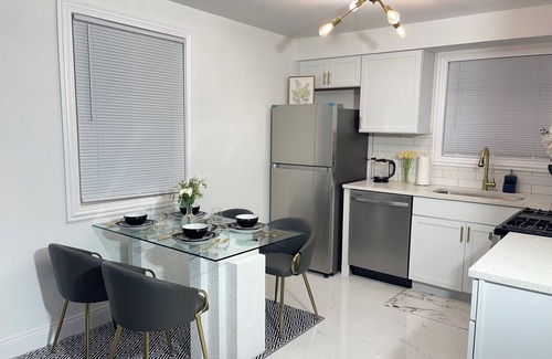 Park Forest House | Entire Cozy Home + Free Parking + Fast Wi-Fi & Located in central area