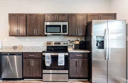 Clarksville House | Entire cozy modern 2 king-size beds townhome. Free WI-FI.