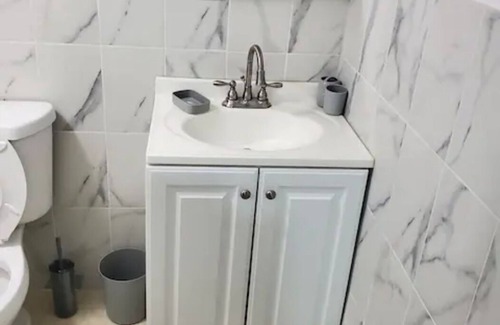 Queens House | Entire Cozy Home Away Apartment (Short Stay 3days message)